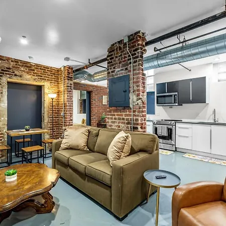 Vibrant, Stylish, Condo Downtown! Captivating Open Layout! Walking Distance To Major Attractions! Free High-Speed Internet!